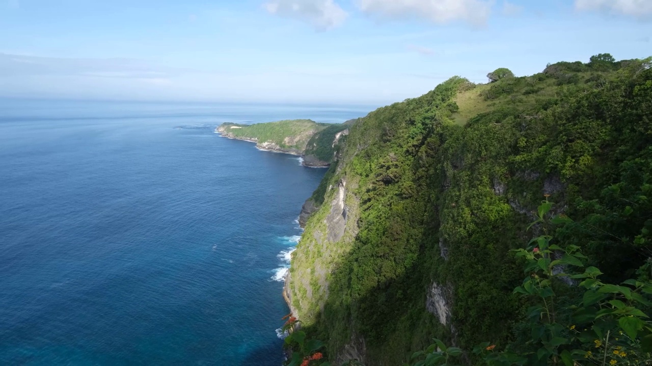 鸟瞰巴厘岛努沙佩尼达的克林金海滩景观视频素材