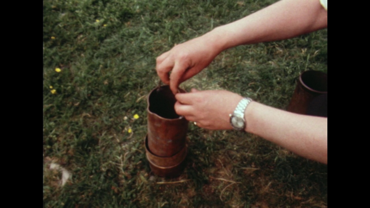 在英国干旱期间，HAS手检查空雨量计;1970视频素材