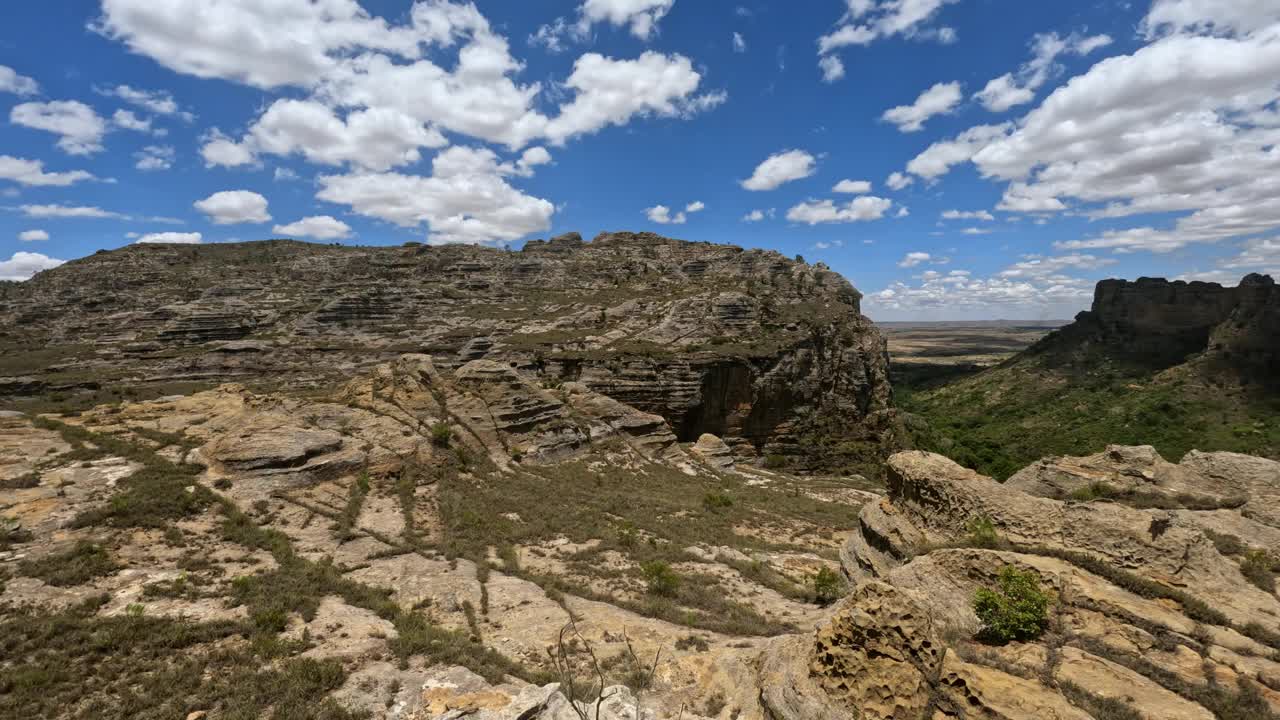 伊萨洛国家公园。野外景观全景，水侵蚀成岩石露头，高原，广阔的平原和深谷。美丽的马达加斯加全景景观与蓝天。视频素材