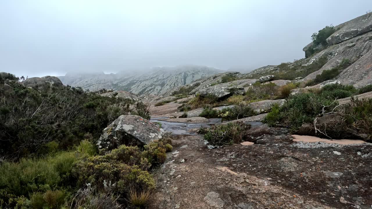 徒步旅行在Andringitra国家公园，山地景观，马达加斯加荒野景观视频素材