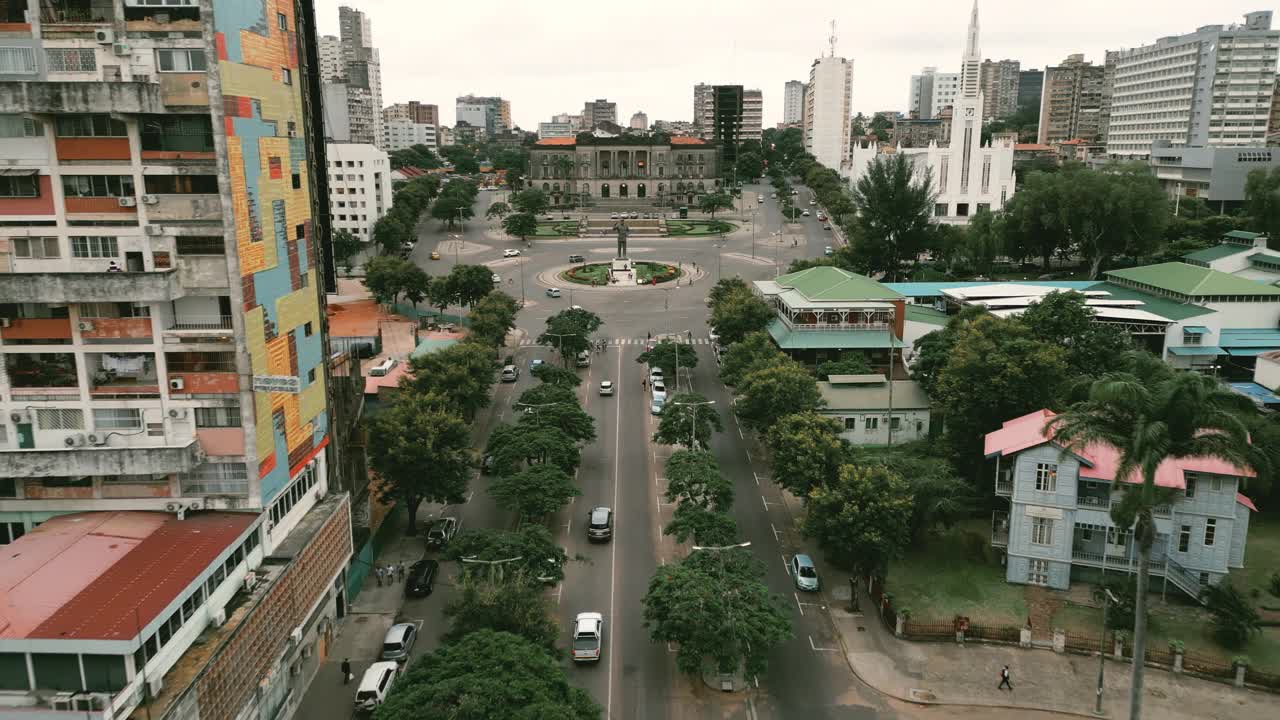 萨莫拉·马谢尔雕像的航拍图像，位于普拉普拉达中心Independência在马普托，莫桑比克。视频素材