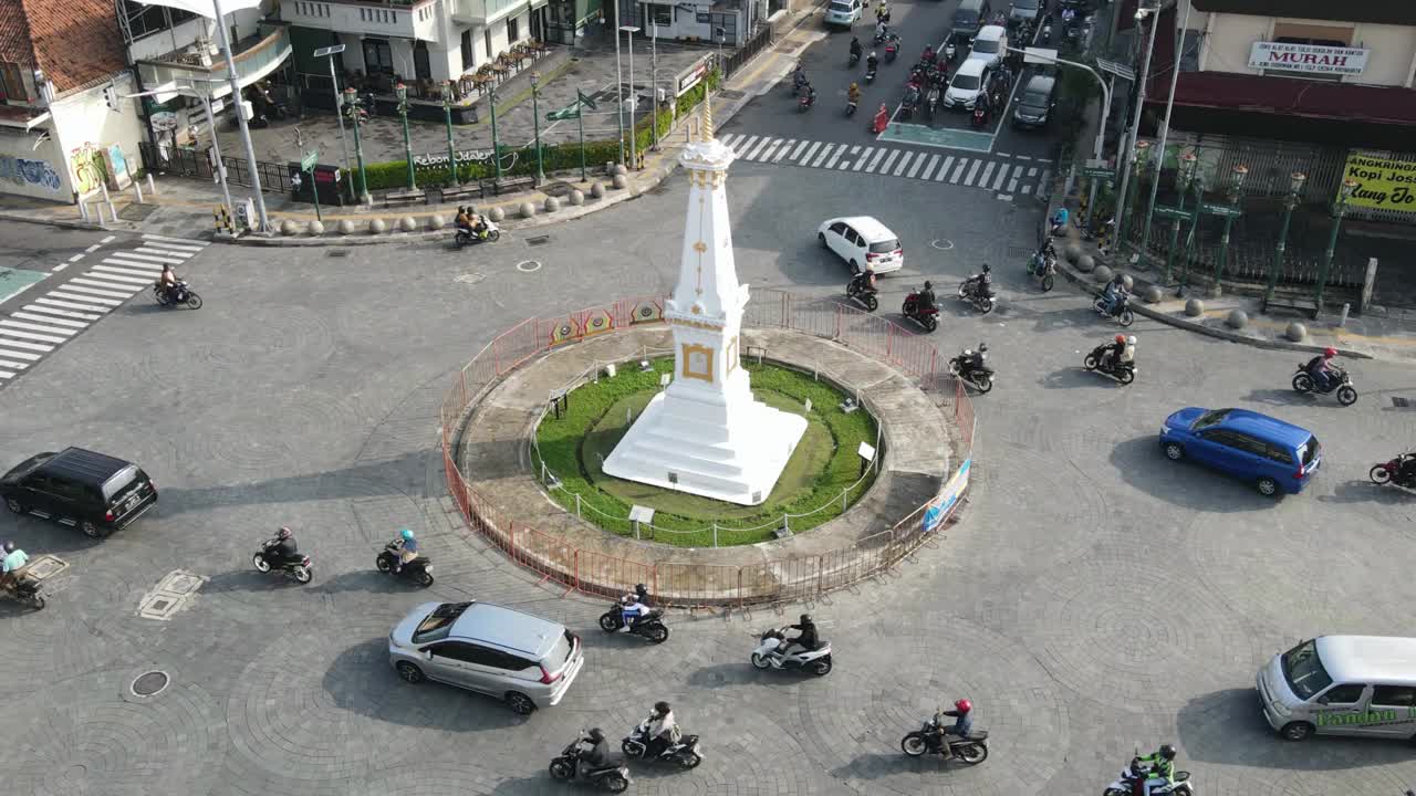 印尼日惹纪念碑(Tugu Jogja)的延时鸟瞰图。视频素材