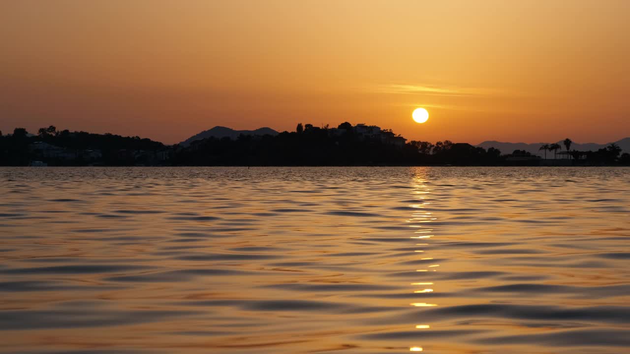 日落时橙色的天空。视频素材