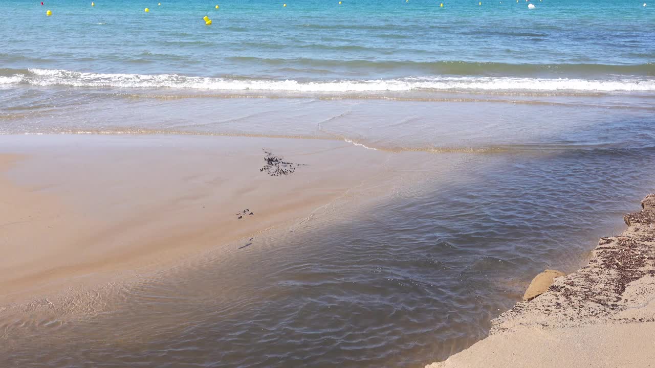 海水在沙滩上流动，污染了海滩。视频素材