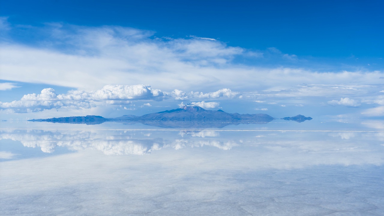 乌尤尼盐滩与对水的反思。图努帕火山。玻利维亚视频素材