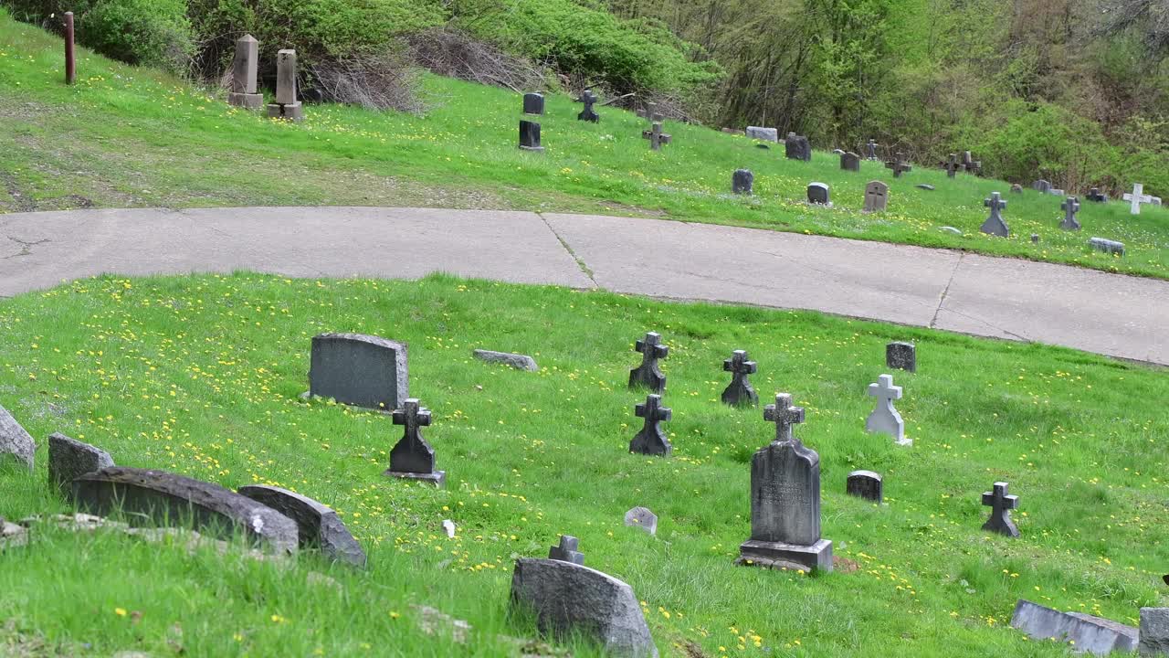 春草上的墓地十字架和拇指石视频素材