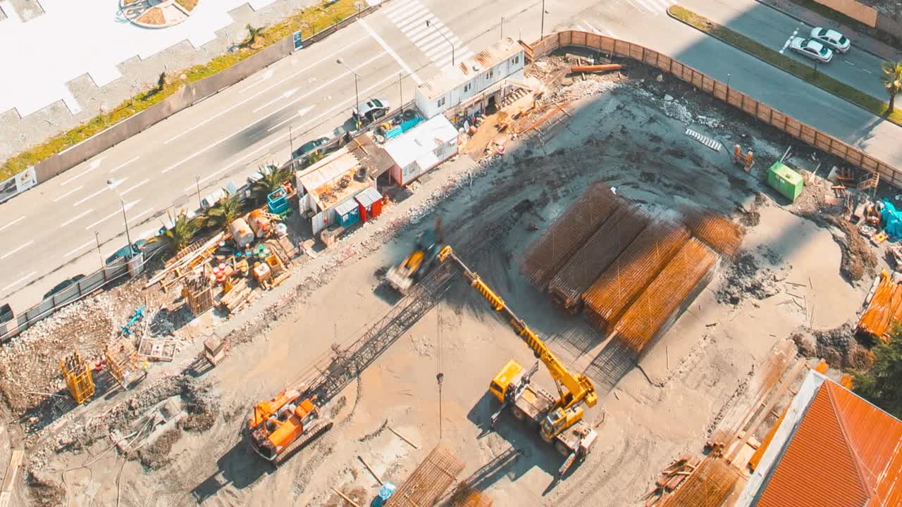 建筑工地的高清超缩鸟瞰图。高架景观城市天际线。开发多层住宅楼。巴统房地产，格鲁吉亚。高层住宅景观。繁忙的城市交通。延时，延时视频素材