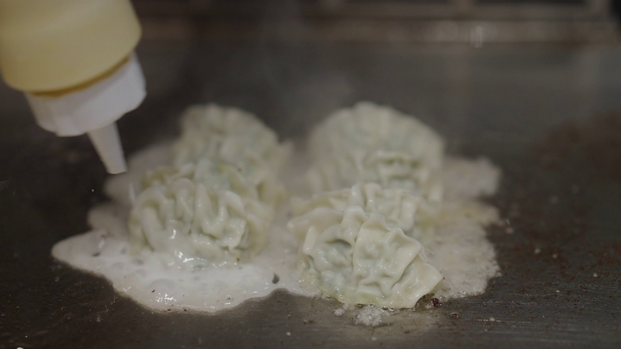 日本厨师的手动作烹饪食物和肉铁板烧风格的传统日本风格视频素材