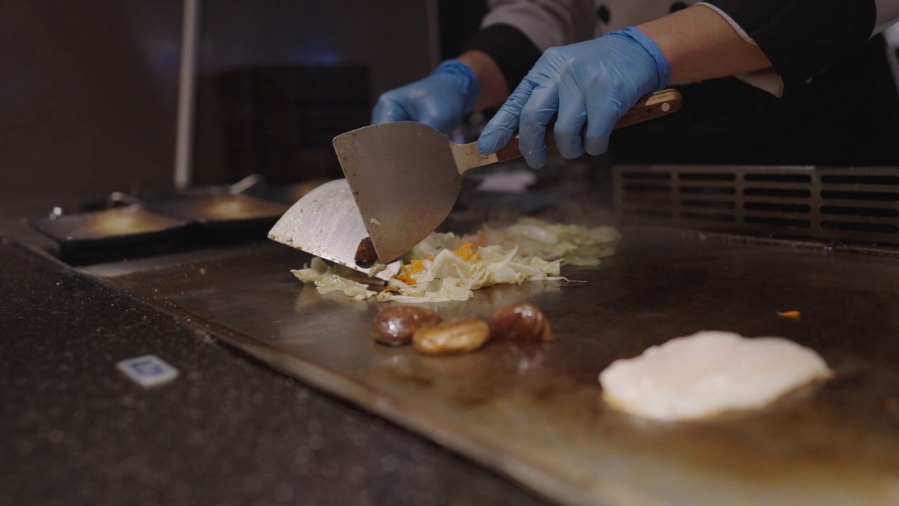 日本厨师的手动作烹饪食物和肉铁板烧风格的传统日本风格视频素材