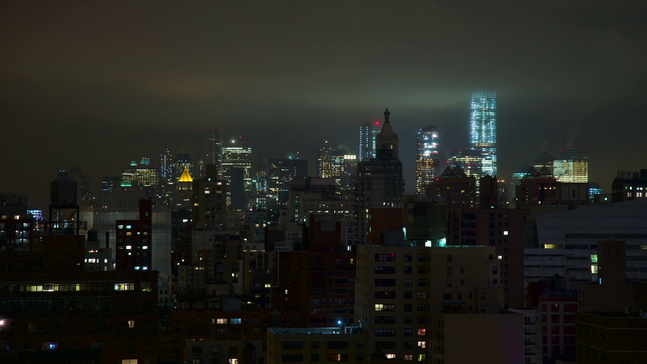 延时平移标志性的世界贸易中心大楼和市中心在一个雾蒙蒙的夜晚-纽约市，纽约视频素材