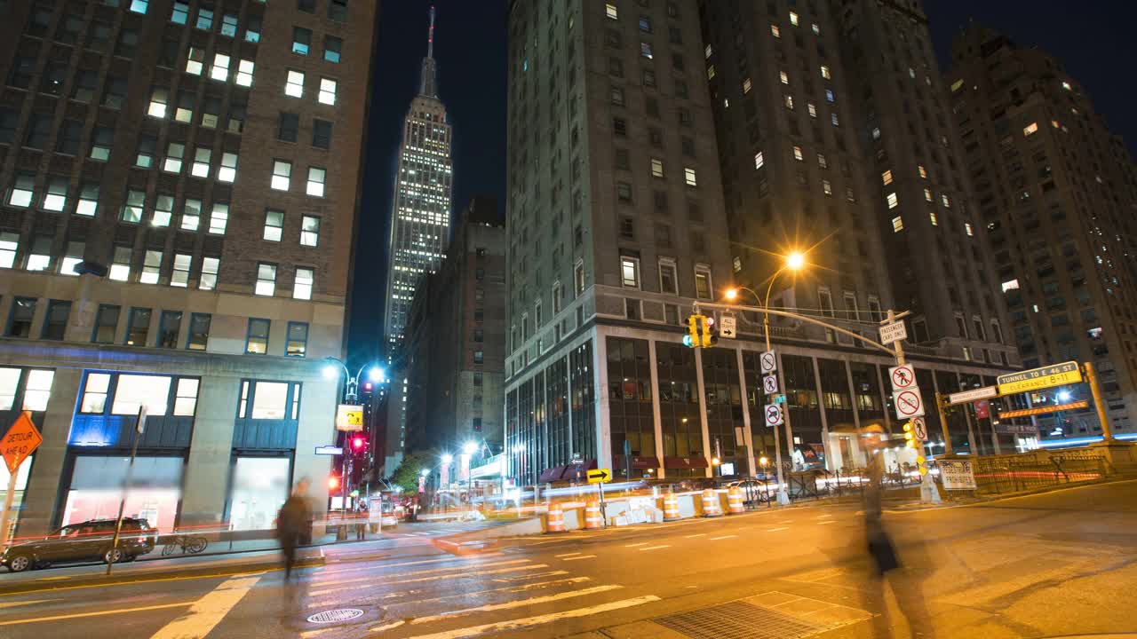 在繁忙的城市街道上，帝国大厦的夜间延时封锁-纽约，纽约视频素材