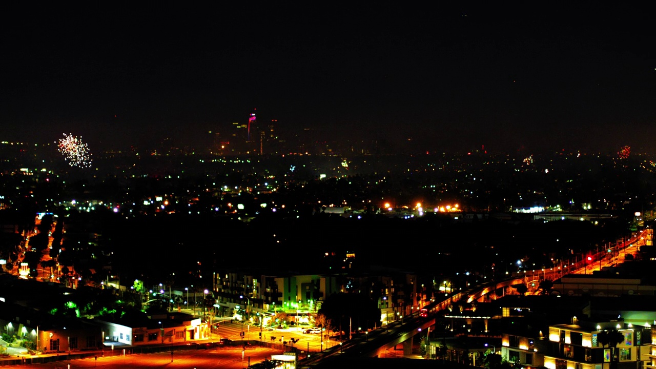 烟花在城市建筑物上爆炸的航拍照片，无人机在夜晚飞过城市景观-洛杉矶，加利福尼亚视频素材