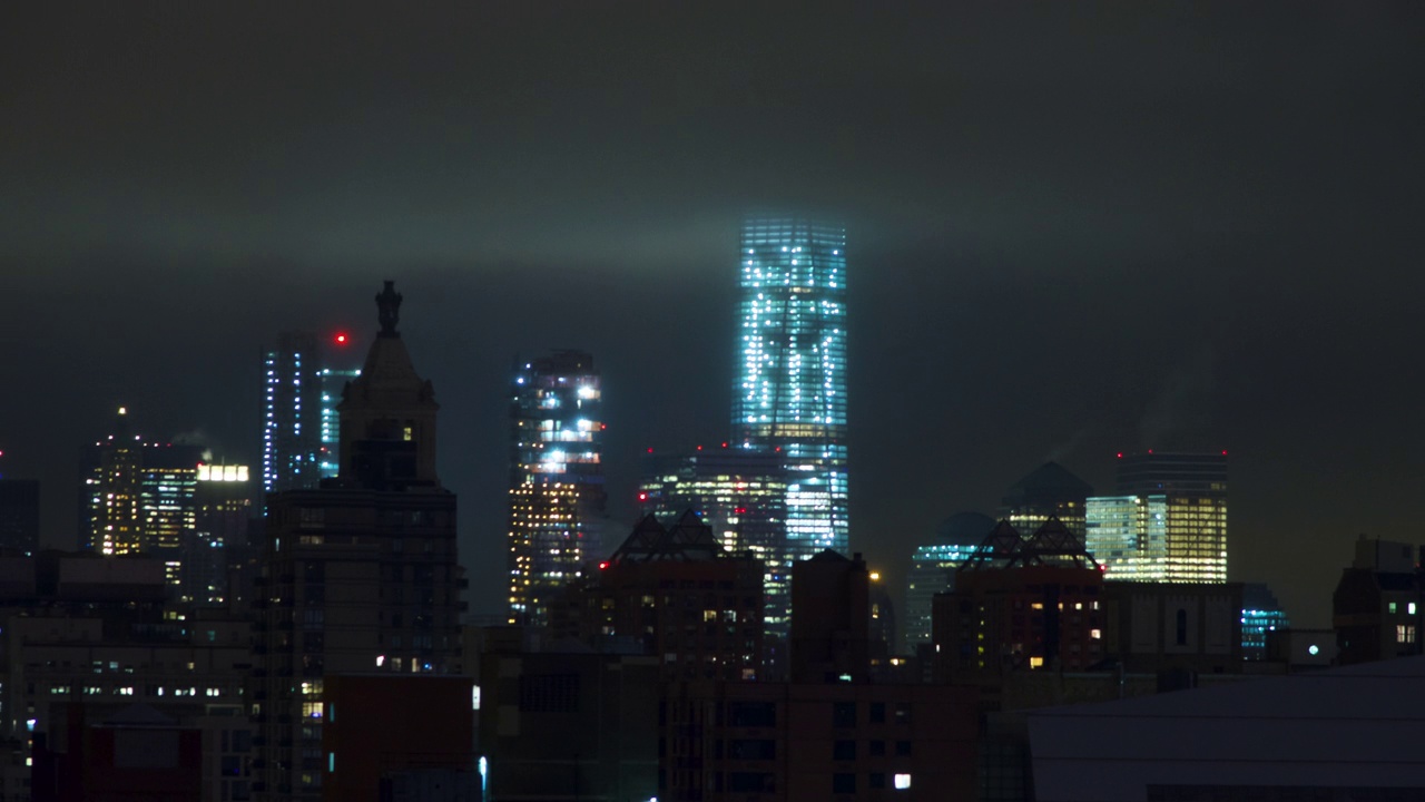 夜幕笼罩下，标志性的世贸中心一号大楼被延时封锁——纽约，纽约视频素材