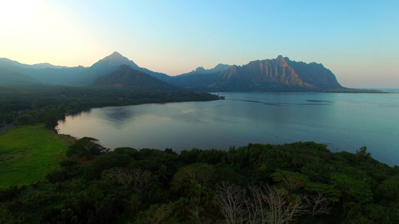 航拍的海和山的景观对天空，无人机在日落后飞越海岸线-瓦胡岛，夏威夷视频素材