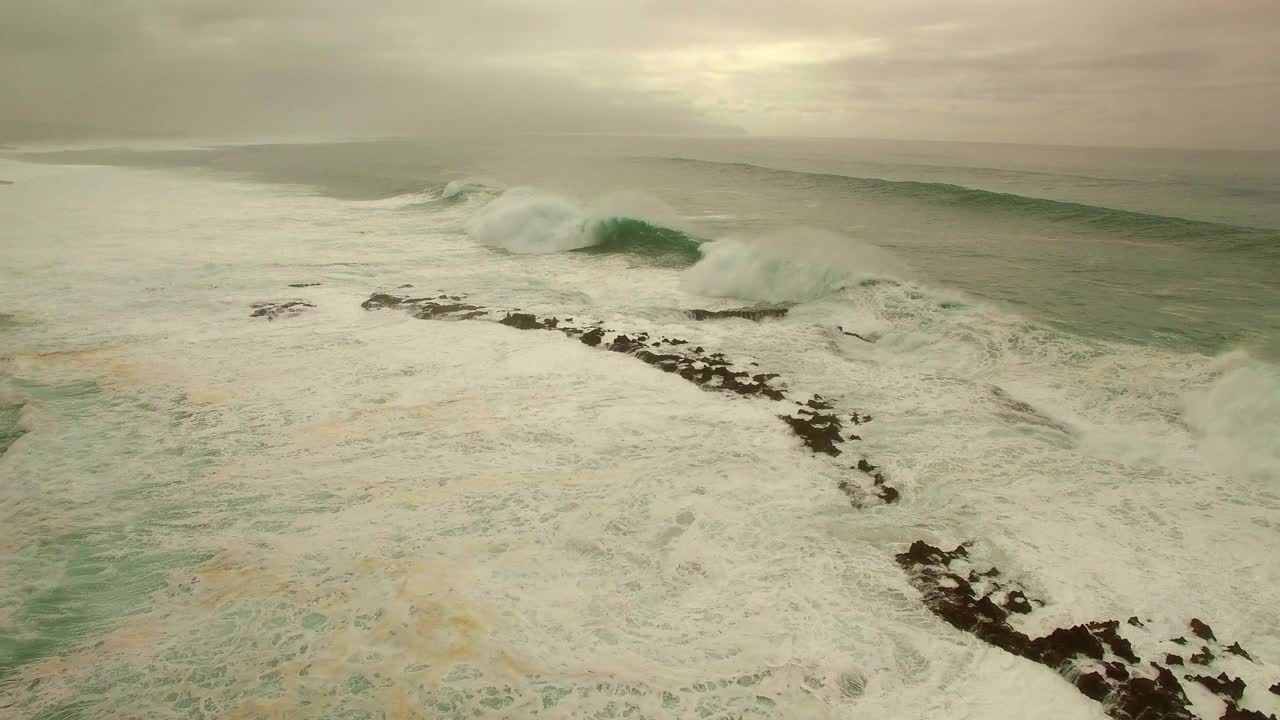 日落时海浪冲击天空的航拍照片，无人机在水上向前飞行-夏威夷瓦胡岛视频素材