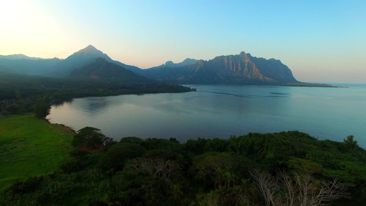 空中平移拍摄的海和山的景观对天空，无人机飞越海岸线在日落-瓦胡岛，夏威夷视频素材