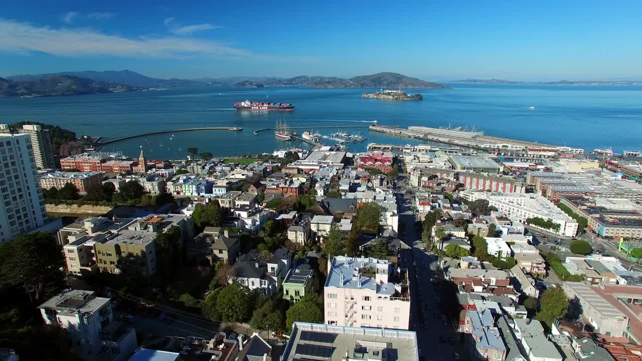 航拍的建筑物在城市附近的海上船只，无人机降落在城市景观对天空在阳光明媚的一天-旧金山，加利福尼亚视频素材