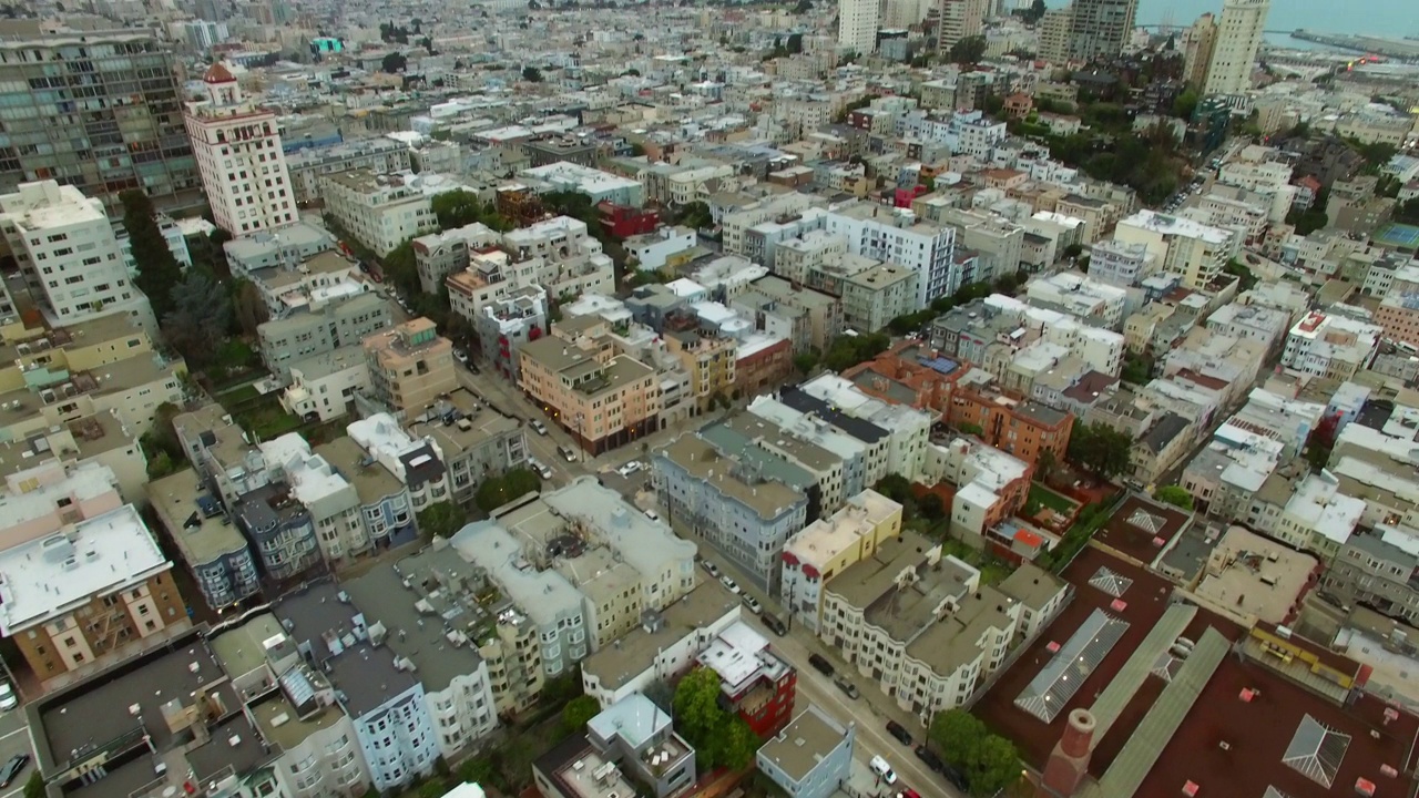 空中倾斜拍摄的建筑物在现代城市附近的大海对天空，无人机飞越城市景观-旧金山，加利福尼亚视频素材