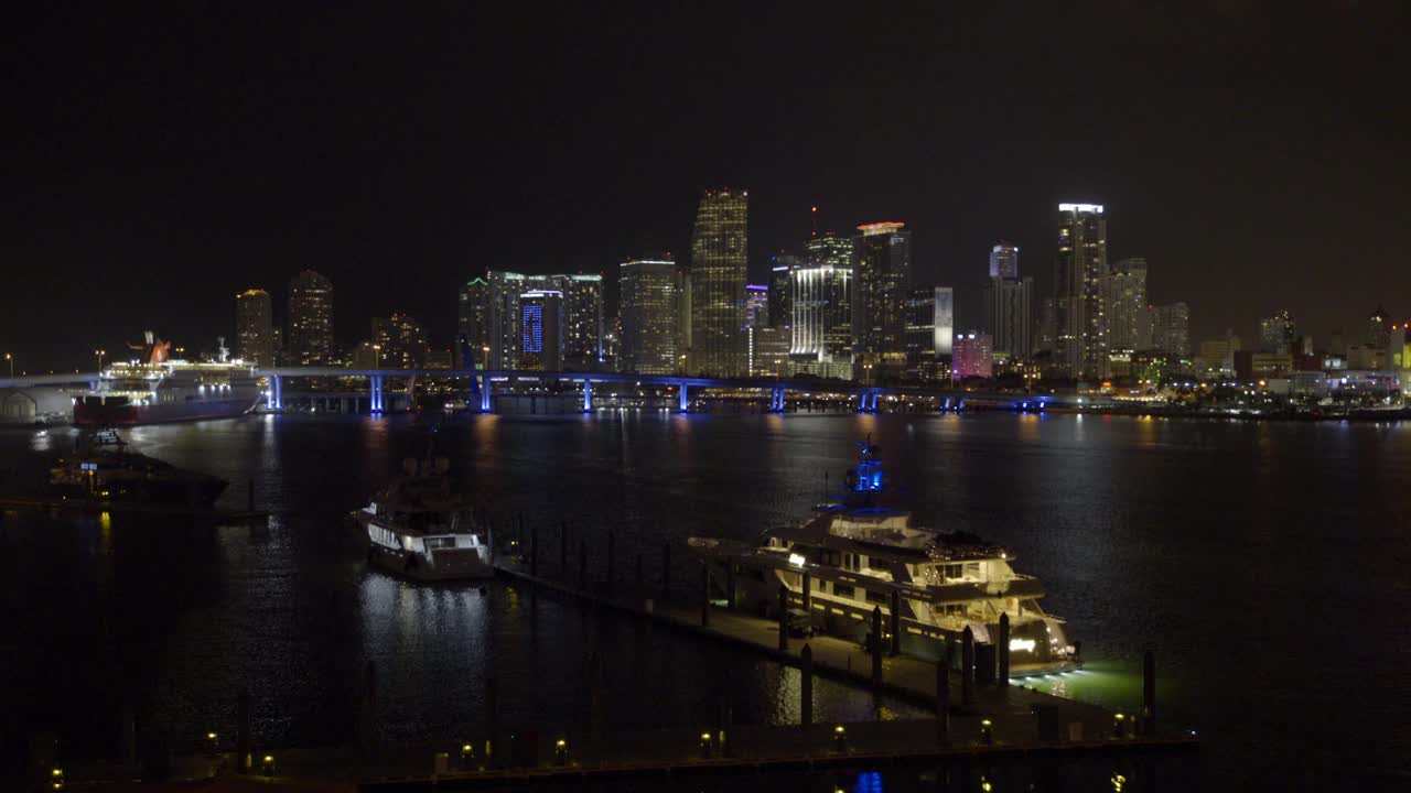 夜晚，佛罗里达州迈阿密，海上被灯光照亮的船只被锁定在天空下视频素材