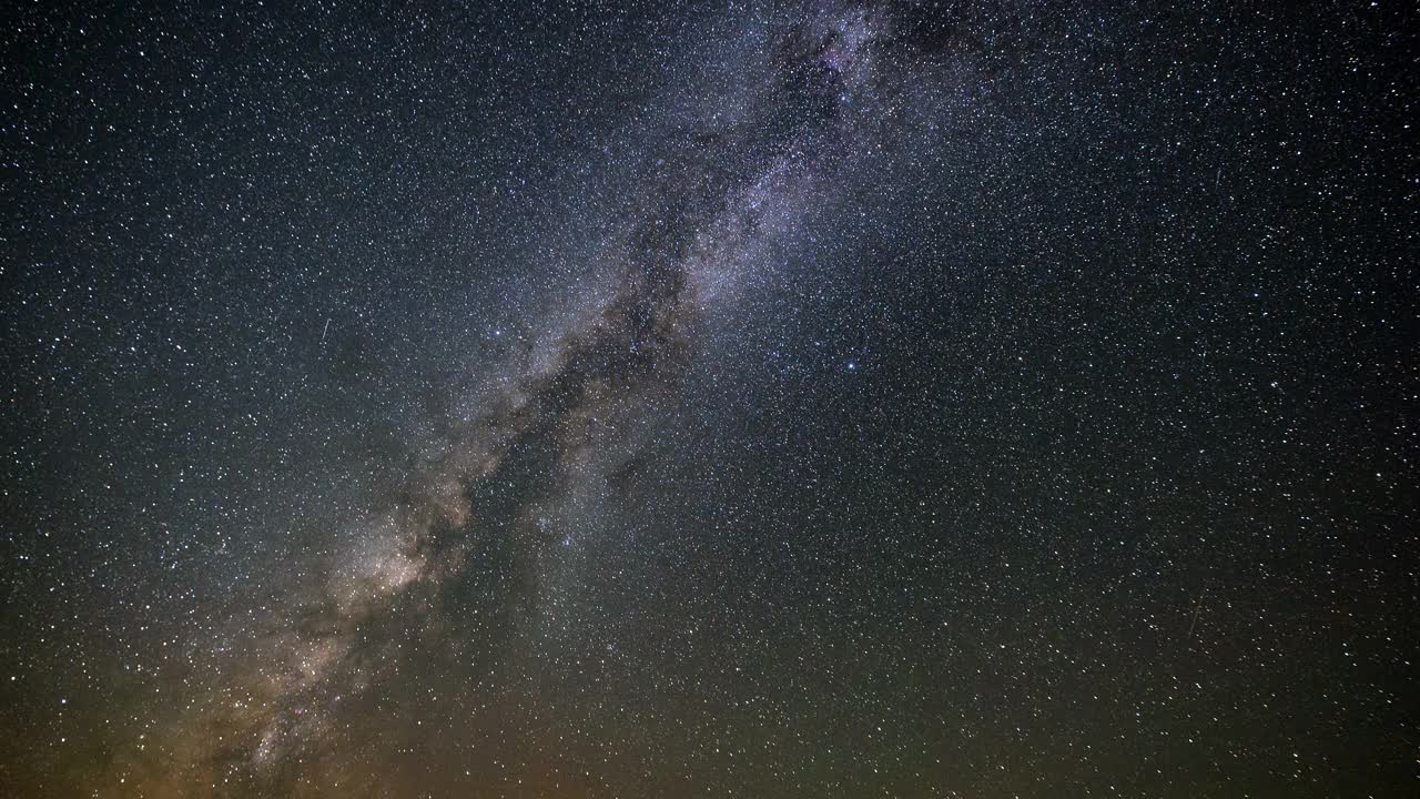 夜间天空中发光的星场的低角度锁定延时拍摄-阿拉巴马山，加利福尼亚视频素材