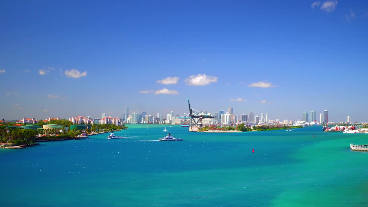 航拍船在蓝色的大海附近码头对天空，无人机飞越城市在阳光明媚的一天-迈阿密，佛罗里达州视频素材