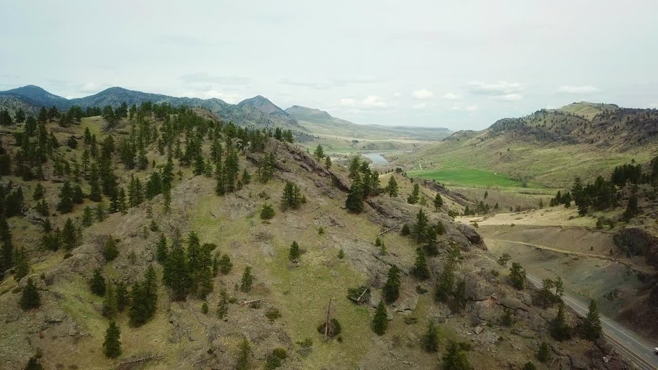 航拍的道路经过山对天空-比林斯，蒙大拿州视频素材