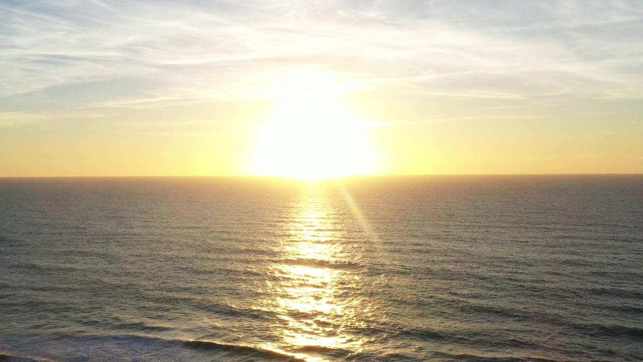 海洋的地平线伴着夕阳的天空飞过视频素材