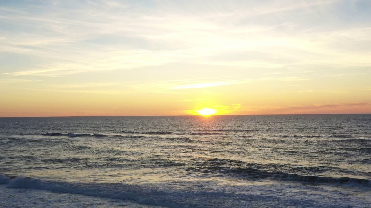 海洋的地平线伴着夕阳的天空飞过视频素材