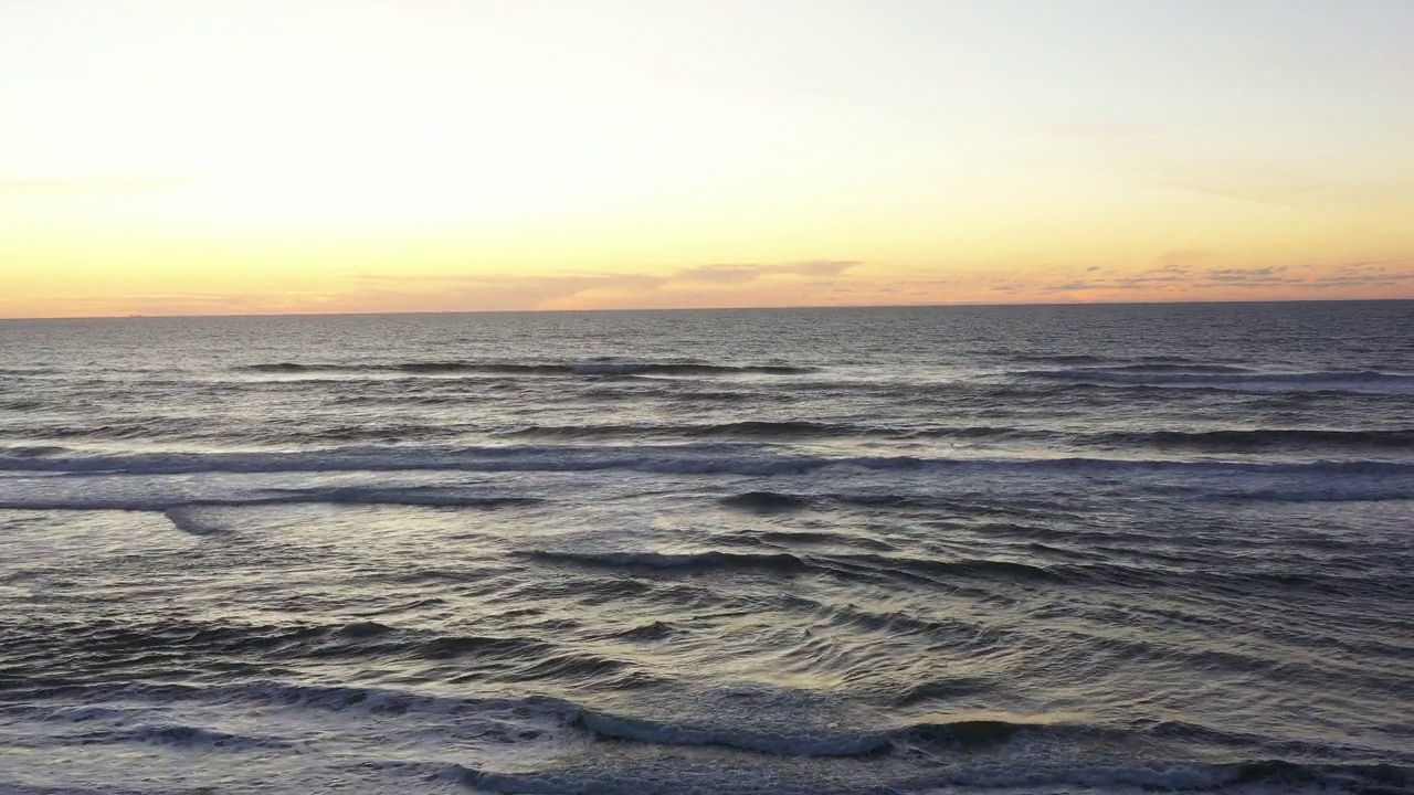 海洋的地平线伴着夕阳的天空飞过视频素材