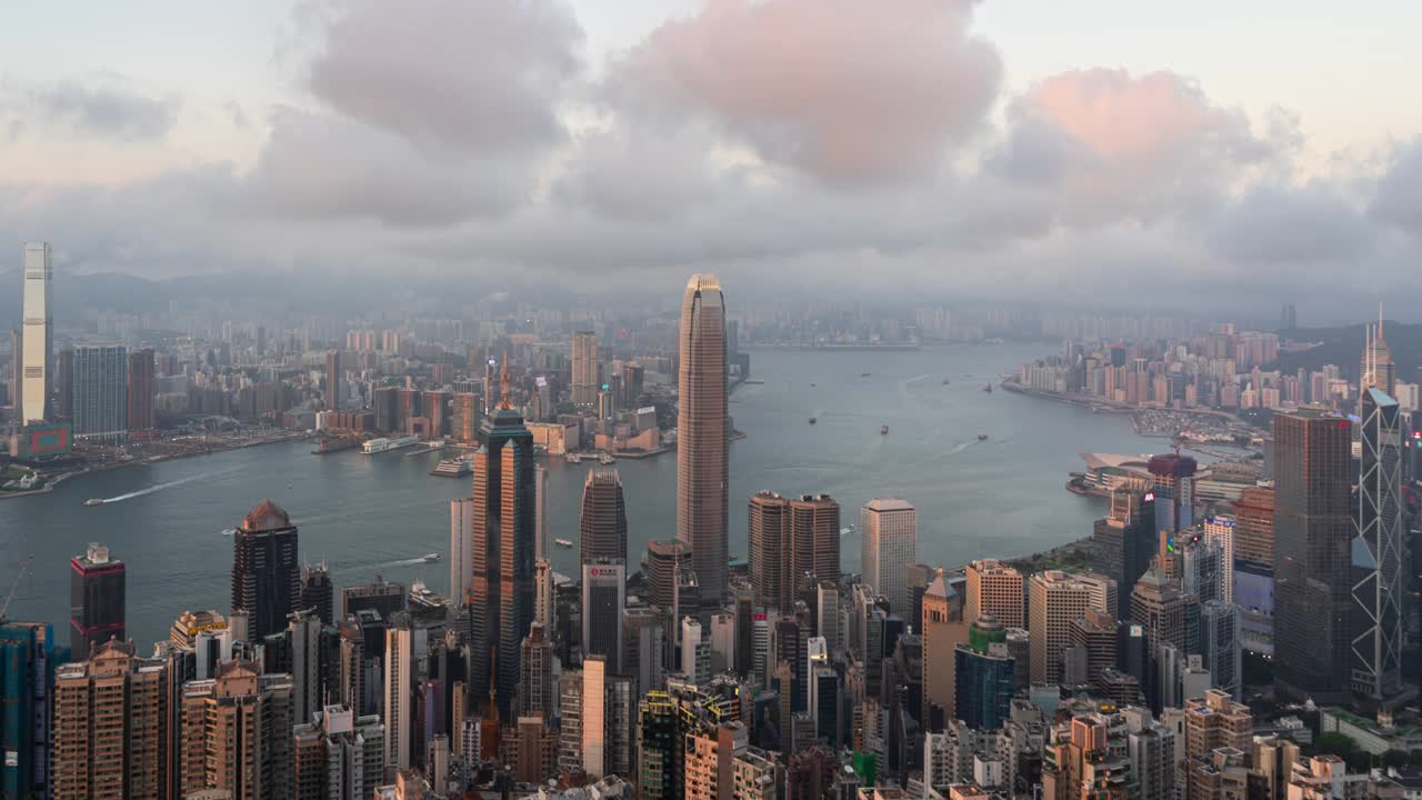 4K延时拍摄香港城市的昼夜全景。从太平山顶观景台俯瞰日落后灯火通明的金融区高层和住宅建筑视频下载