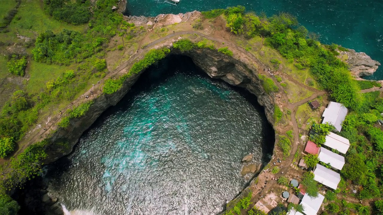 巴厘岛破碎海滩的鸟瞰图。热带高悬崖和清澈的海水。印尼努沙佩尼达岛的旅游景点。视频素材