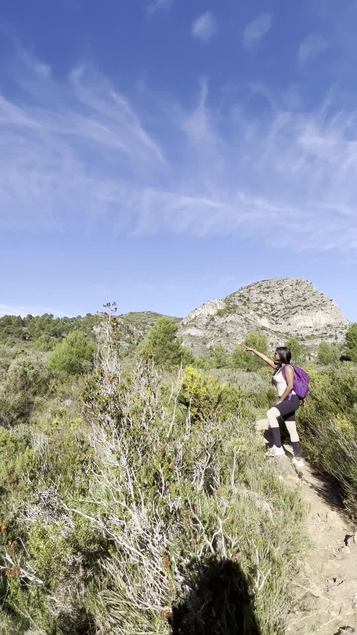 年轻的非洲裔拉丁运动妇女在西班牙瓦伦西亚的甘迪亚徒步旅行视频素材