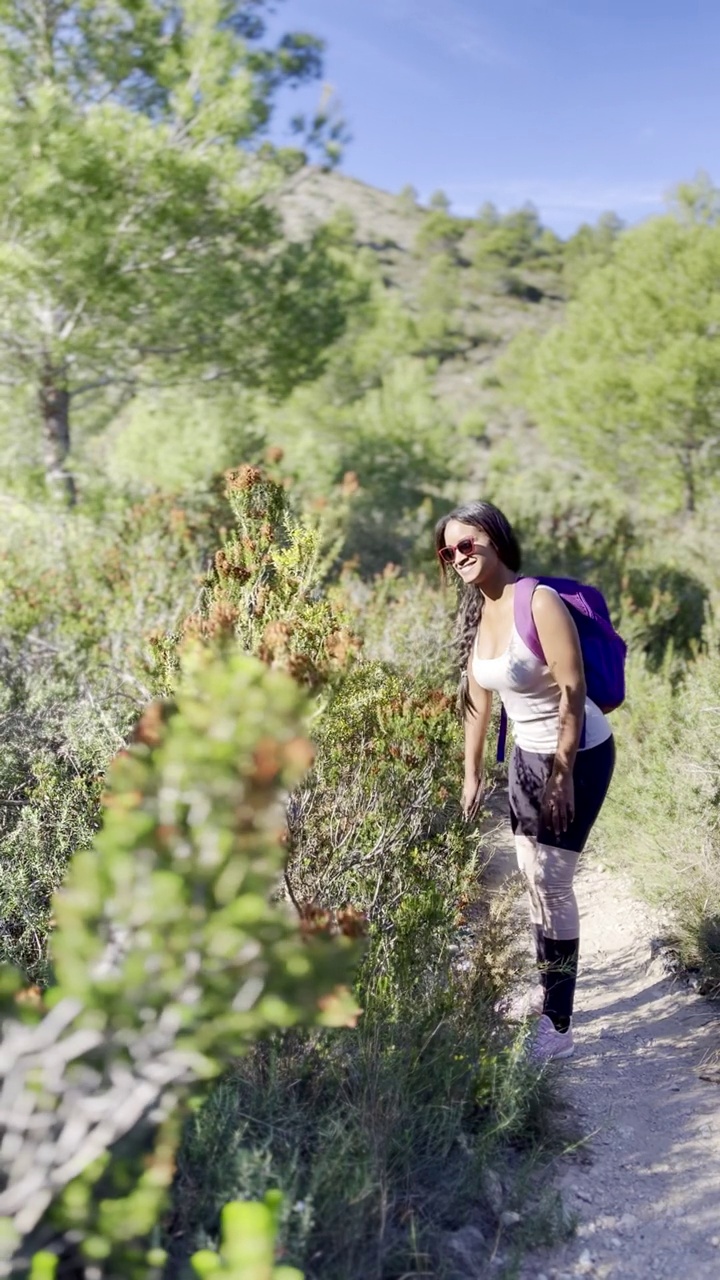 年轻的非洲裔拉丁运动妇女在西班牙瓦伦西亚的甘迪亚徒步旅行视频素材