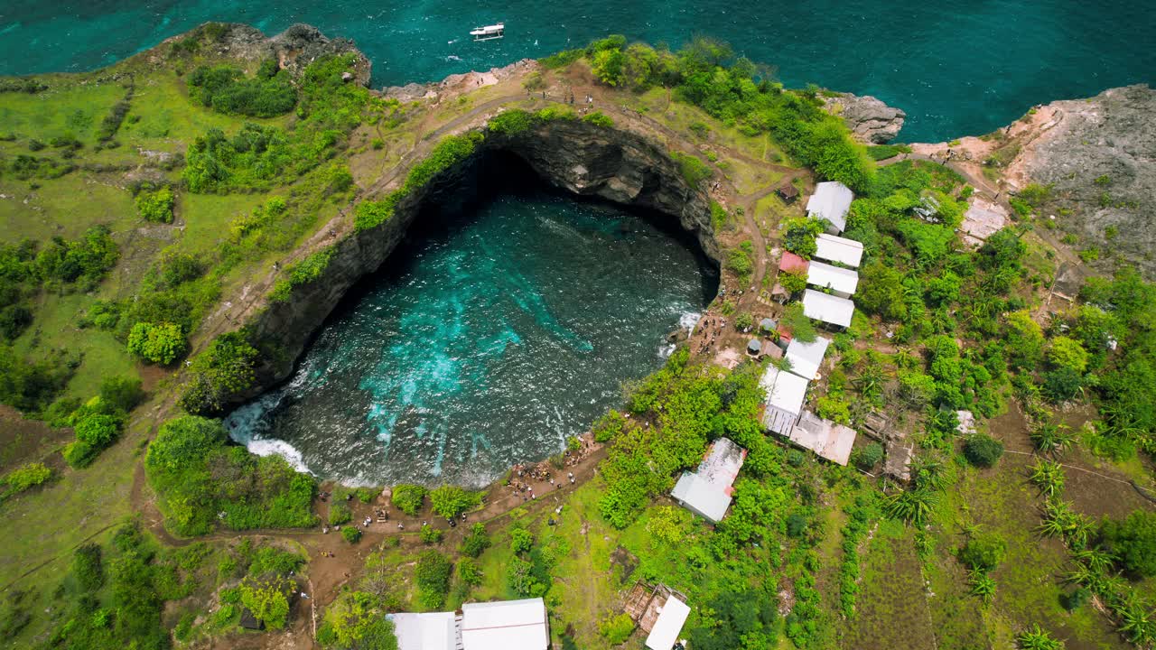 印度尼西亚巴厘岛破碎的海滩。海洋和天然游泳池与悬崖拱门。清澈的蓝绿色海水。努Penida。视频素材