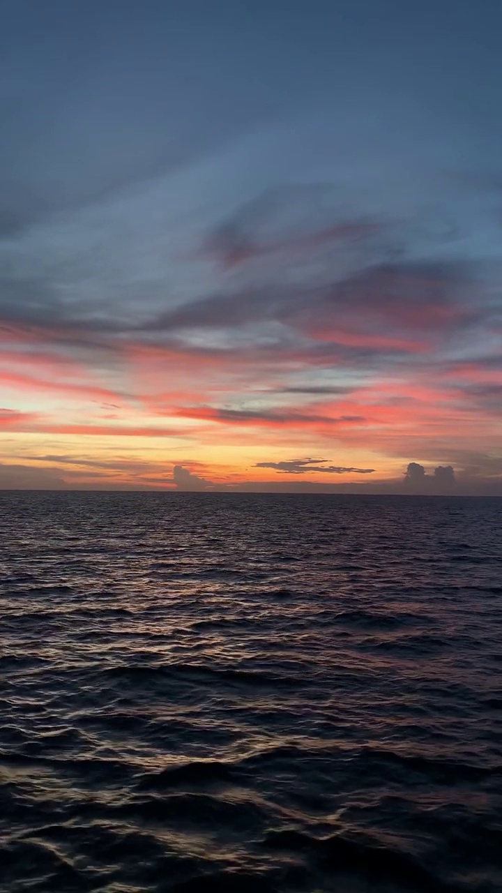 美丽的海景橙色的天空在日落与平静的海浪。海水地平线视频素材