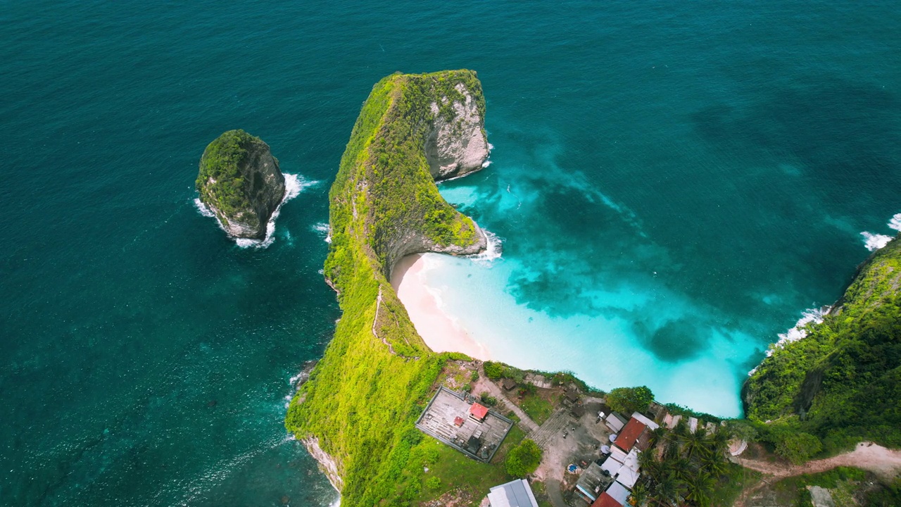 可灵景海滩位于热带海岸线上，有古建筑宗教纪念碑。传统的寺庙Pura Nusa Penida岛印度尼西亚巴厘岛。视频素材