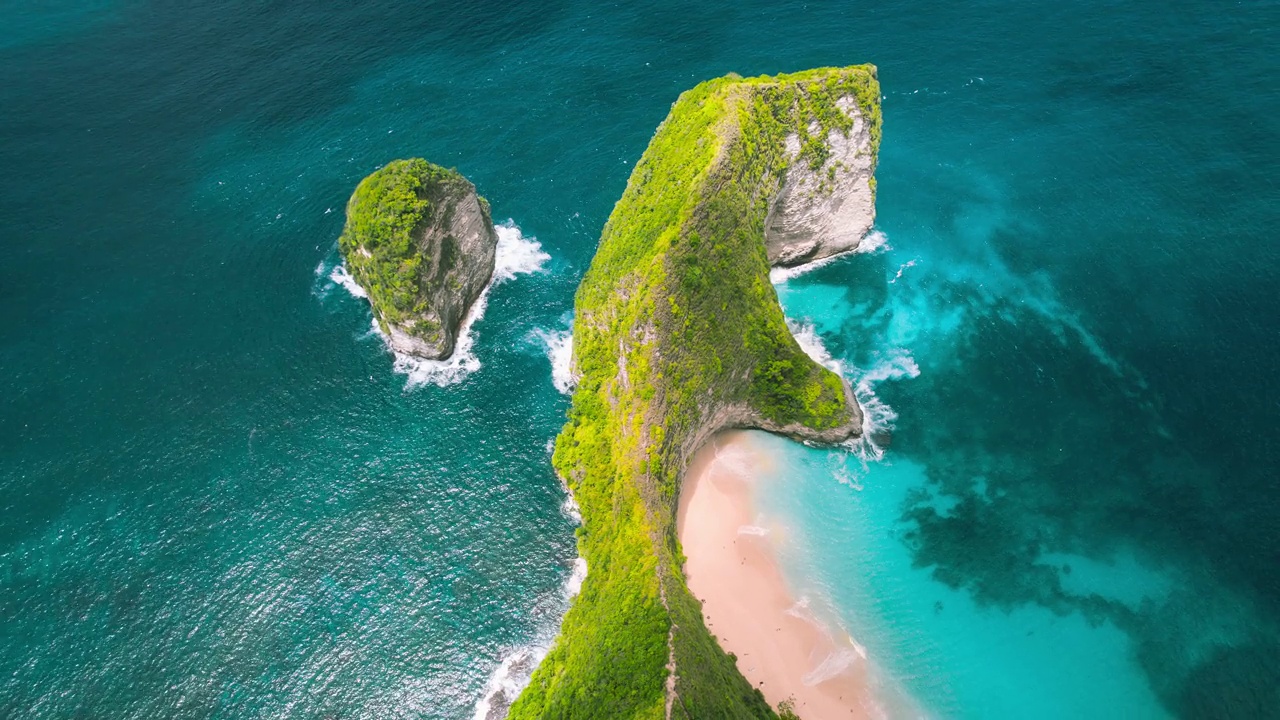 在努沙Penida的天堂沙滩海岸线上，绿色的热带悬崖上有清澈的海水。异国情调的岛屿印度尼西亚巴厘岛。视频素材