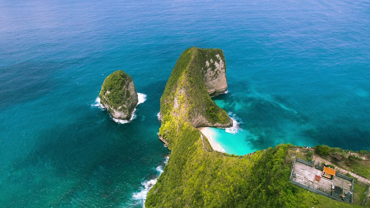 巴厘岛的开灵王海滩，清澈的印度洋海浪拍打着白色的沙滩。视频素材