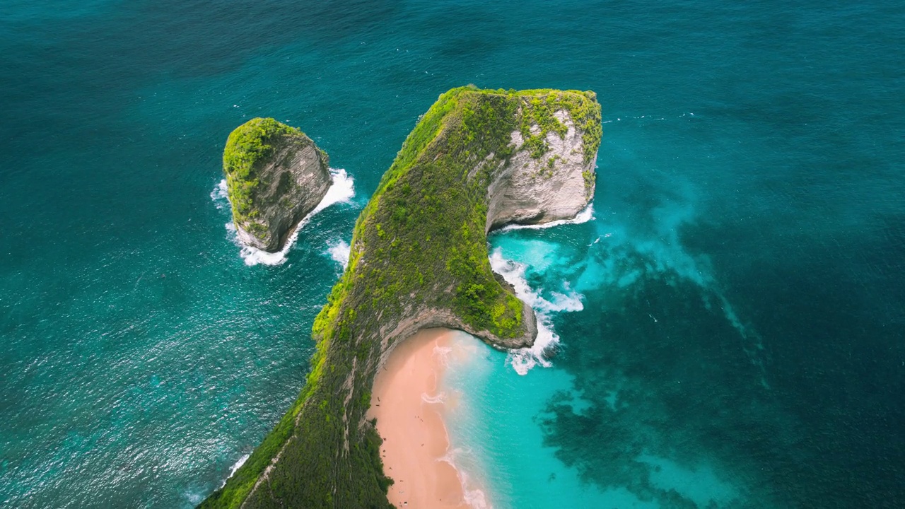 科灵景海滩绿色的热带悬崖，清澈的海水在天堂沙滩海岸的努沙Penida。异国情调的岛屿印度尼西亚巴厘岛。视频素材