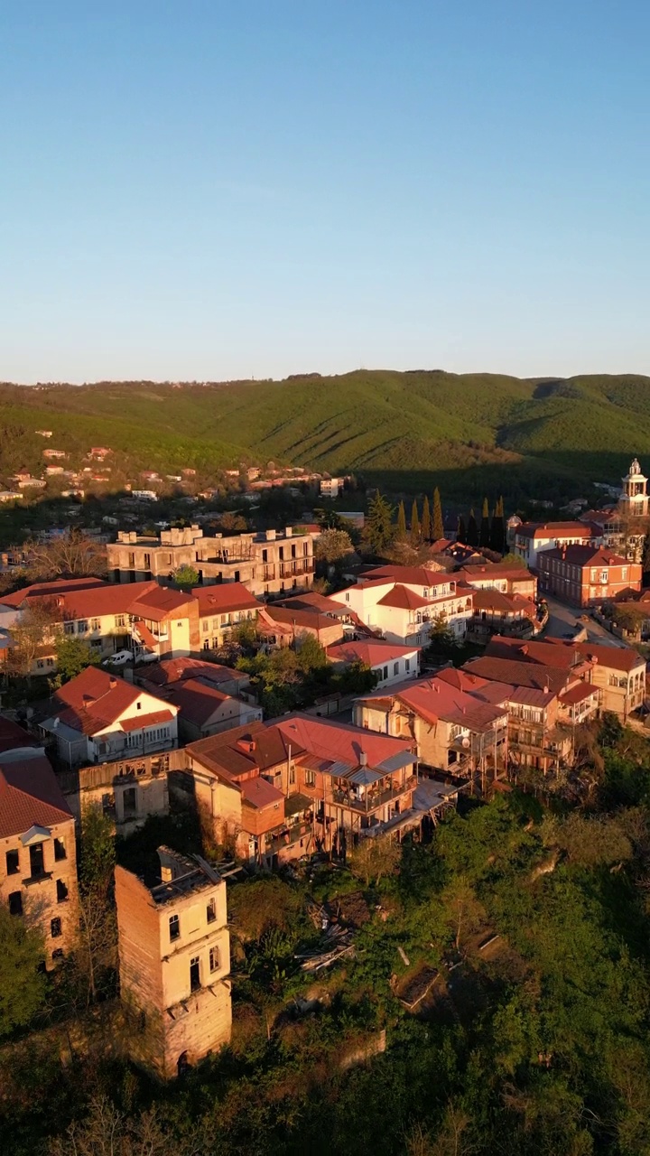 垂直无人机俯瞰被景观环绕的山丘上的住宅建筑视频素材