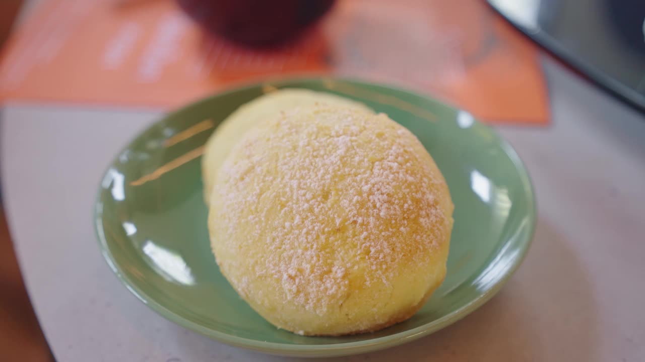 4k视频，油炸中国包子-亚洲食品风格即食。妇女用手吃烧饼。Dimsum餐厅的红猪肉炒包子视频下载