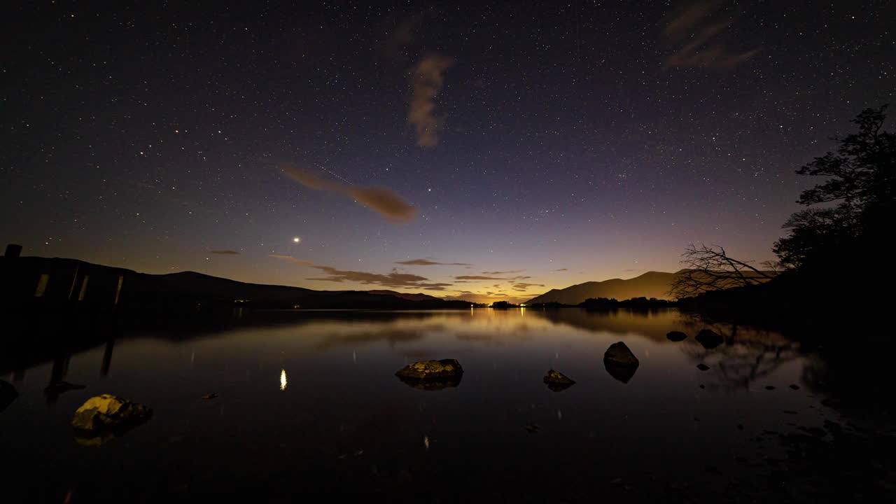 英国湖区德温特沃特上空的夜空延时，阿什什码头映衬在湖面上视频素材