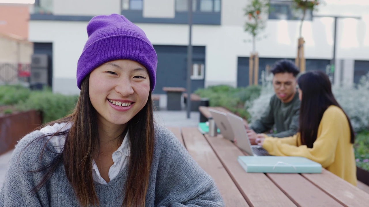 时髦的年轻亚洲女学生的肖像对着相机微笑视频素材