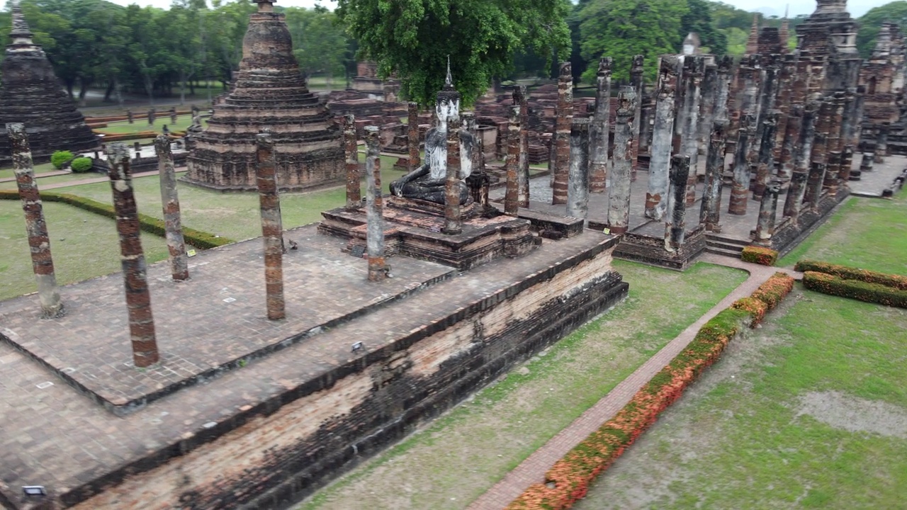 在泰国素可泰的玛哈塔寺佛像周围打转视频下载