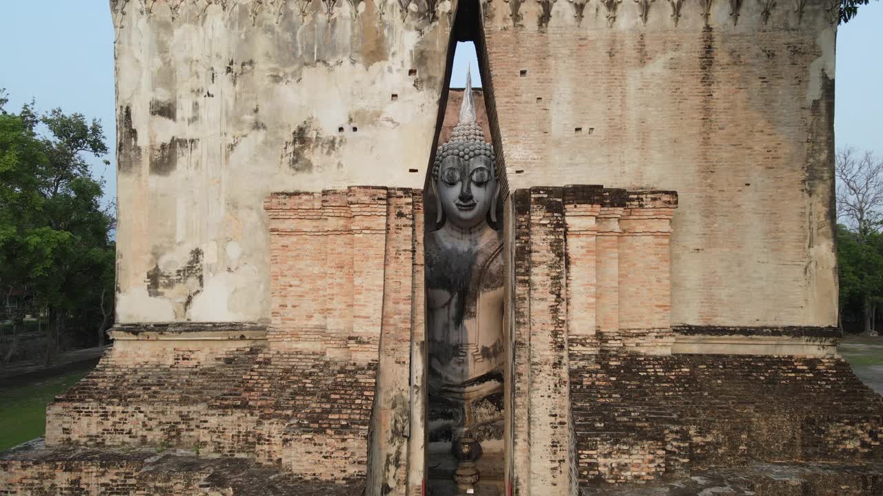 飞向泰国素可泰寺春寺的佛像视频素材