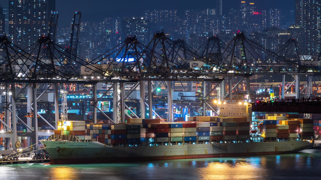 香港国际货柜码头的夜间时间表视频素材