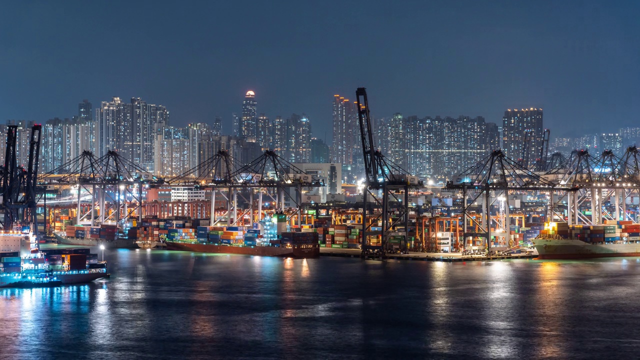 香港国际货柜码头的夜间时间表视频素材