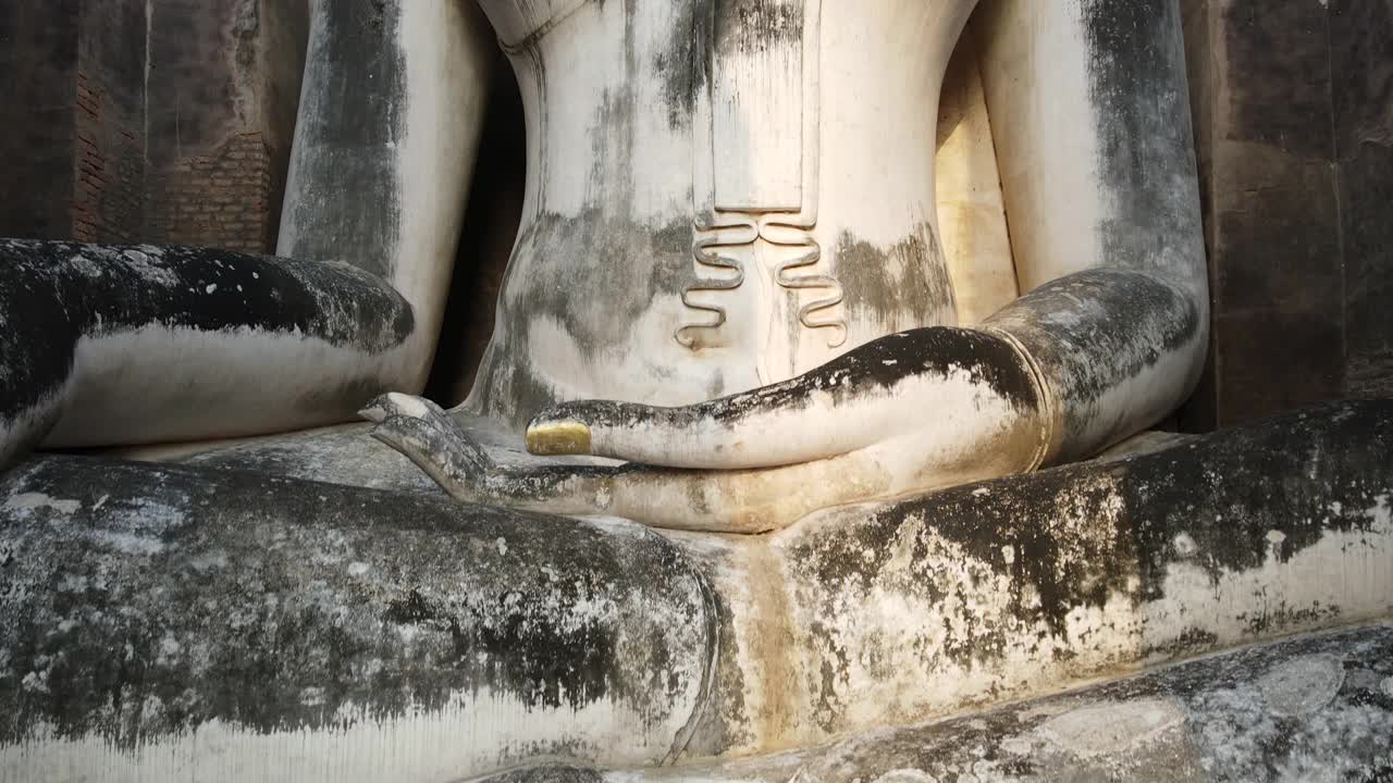 从泰国素可泰寺寺的底部爬到顶部视频下载