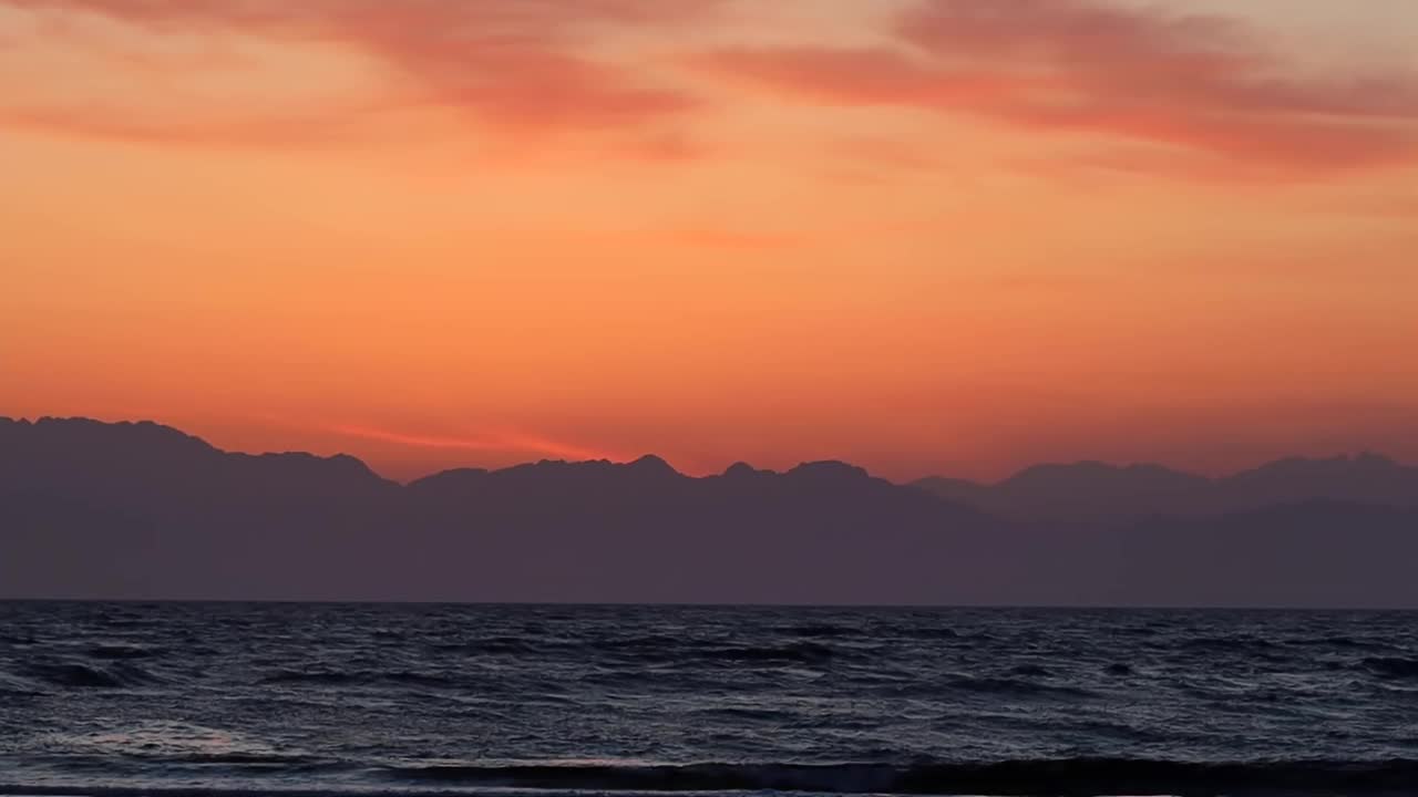 壮观的日出在沙特阿拉伯红海沿岸的山上。视频素材