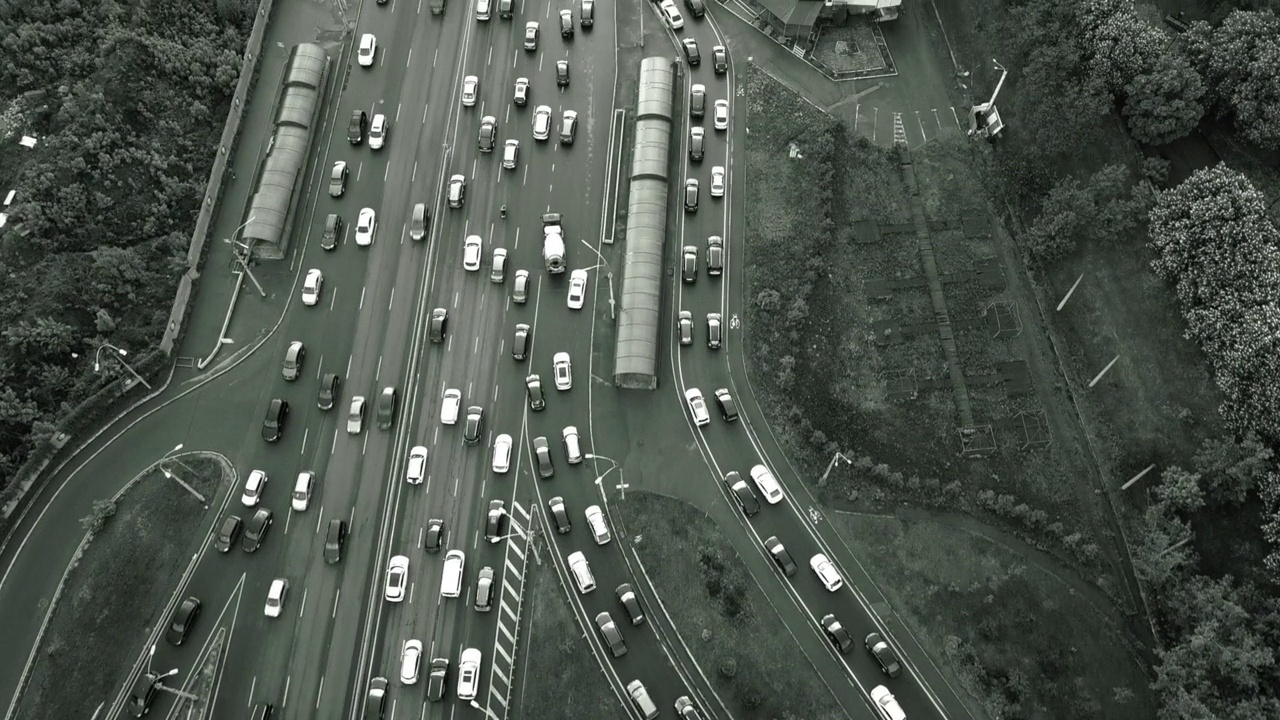 从大桥到高速公路的路口，黑白视频。视频下载